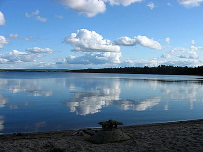 The lake landscape of Pirttijärvi in Puolanka, Finland thumbnail