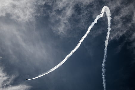 jet producing chem trails thumbnail