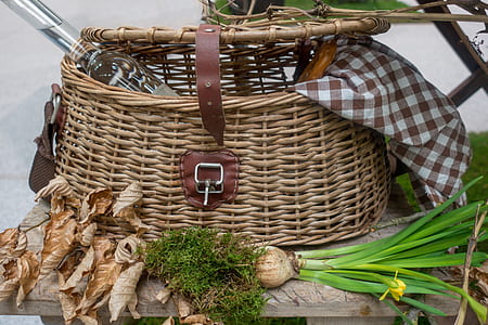 brown picnic basket thumbnail