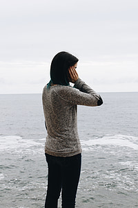 woman wearing gray elbow patch long-sleeved top thumbnail