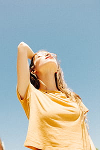 woman wearing brown crew-neck cap-sleeved top thumbnail
