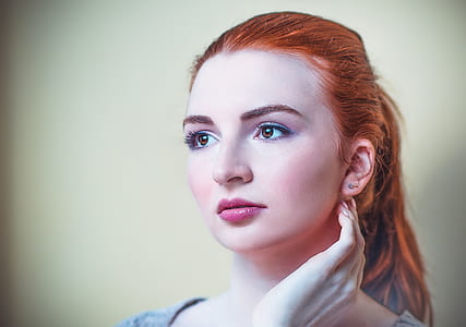 woman wearing gray shirt thumbnail