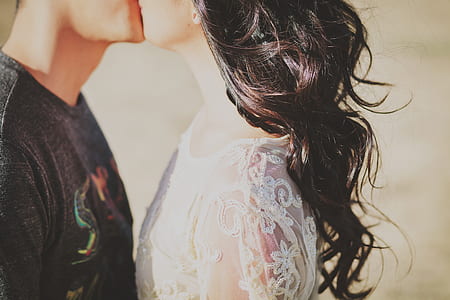 man wearing black shirt and kissing the woman thumbnail