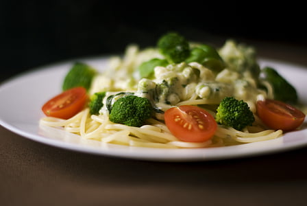 cooked pasta with sliced tomatoes and green vegetables thumbnail