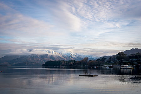 body of water and boats thumbnail