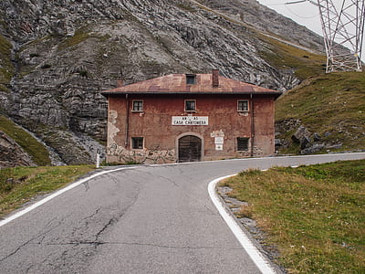 house near road thumbnail