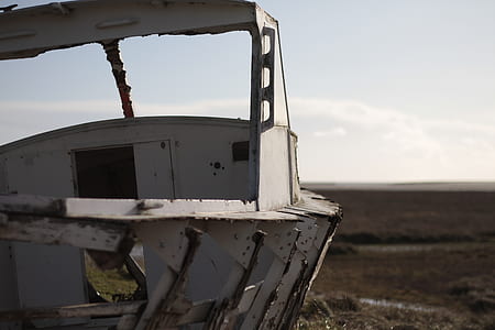 white powerboat thumbnail