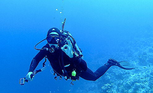 person scuba diving thumbnail