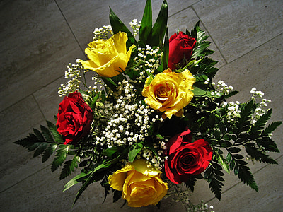 yellow and red rose bouquet thumbnail
