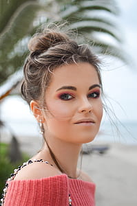 woman with makeup and blonde hair at daytime thumbnail
