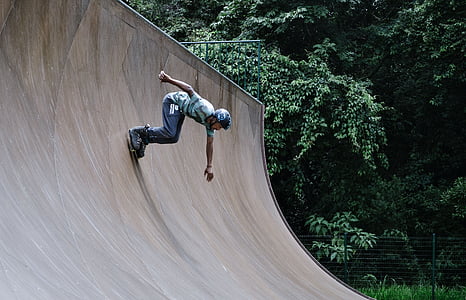 man playing roller skates on ramps thumbnail