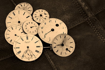 round white analog clock lot thumbnail
