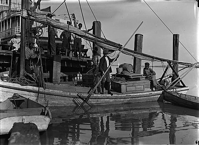 Child labor used to harvest oysters, 1909 in Apalachicola, Florida thumbnail