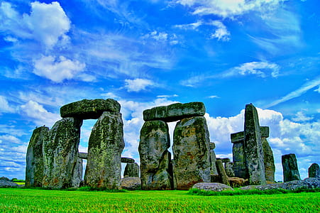 landscape photograph of Stonehenge thumbnail