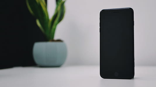 turned off black iPhone 7 Plus thumbnail