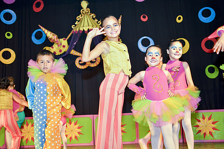 toddler's dancing on stage thumbnail