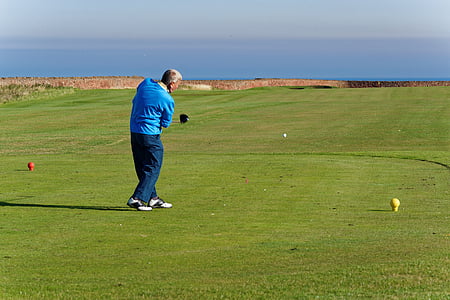 man playing golf thumbnail