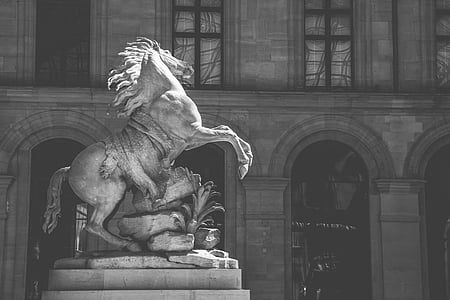 horse statue thumbnail