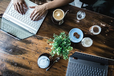 Digital nomads working in a coffeeshop thumbnail