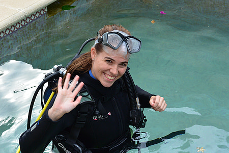 woman dipped on swimming pool thumbnail