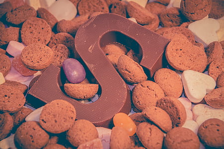 black S-shaped chocolate thumbnail