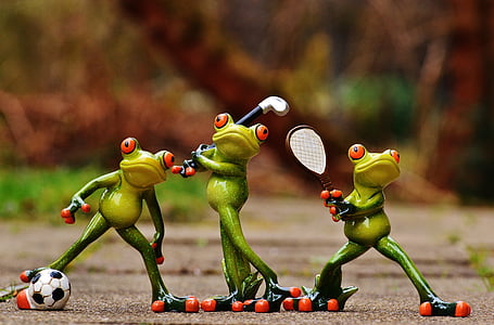 depth of field photo of three frog figurines thumbnail