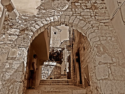 man standing in alleyway thumbnail