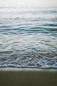shallow focus photography of water in seashore thumbnail