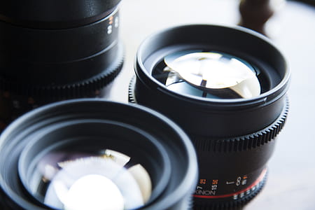 selective focus photography of telephoto lens thumbnail