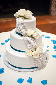 white 3-layer cake with flowers thumbnail