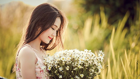photo of person holding white flowers thumbnail