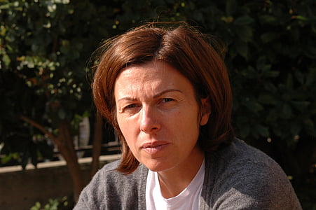 woman wearing gray top thumbnail