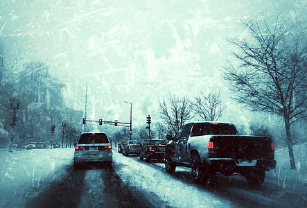 vehicles stopped in front of traffic light thumbnail