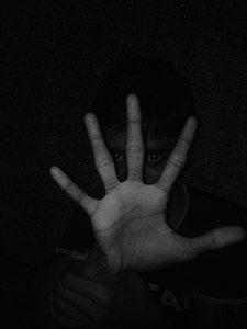 boy showing five fingers thumbnail