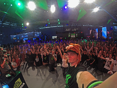 man taking a selfie thumbnail