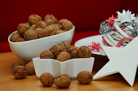bowl of almonds thumbnail