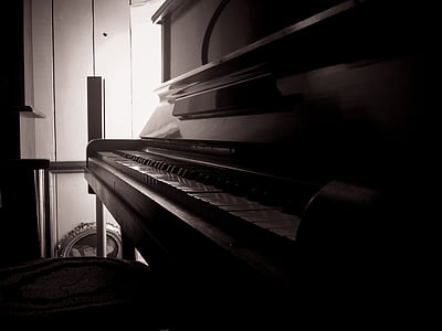 brown upright piano in close-up photography thumbnail