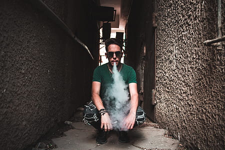 man holding vape thumbnail