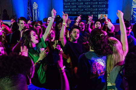 crowd at the bar thumbnail