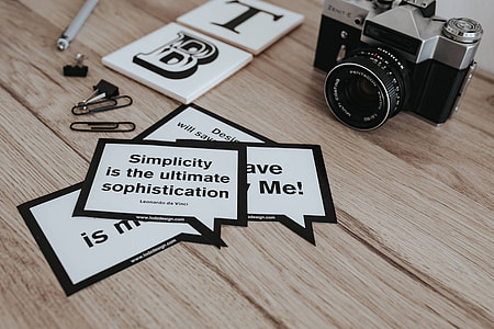 Little cards with inspirational quotes and a black camera thumbnail