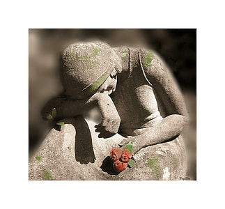 photo of person holding three red rose sculpture thumbnail