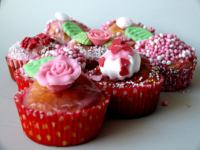 six floral topped cupcakes thumbnail