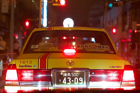 focus photo of yellow Toyota Crown thumbnail