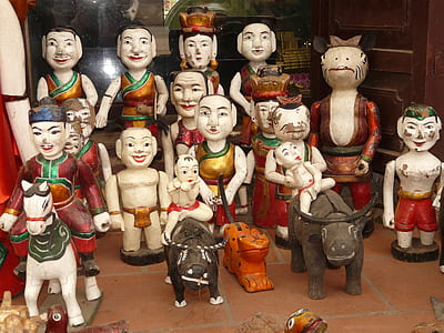 people statuettes thumbnail