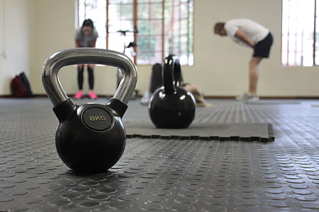 8 kg. black metal kettle bell thumbnail