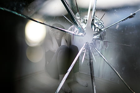 bokkeh photography of crack glass thumbnail