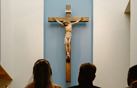 bride and groom in front of crucifix thumbnail
