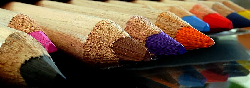 focus photo of marker pens thumbnail