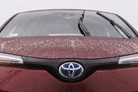 silver Toyota emblem thumbnail