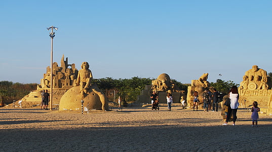 people in front of statue thumbnail